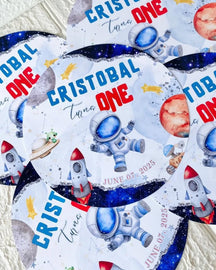 Round decorative base for table with name and date, perfect for any event