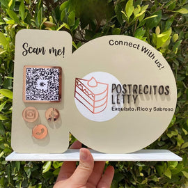 Acrylic QR menu stand with NFC – letrero menú de acrílico con NFC tag para restaurantes o ferias