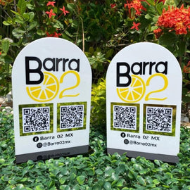 Letrero con QR para negocio y NFC – NFC tag acrylic sign + QR code for bar or café