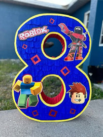 Pinata Roblox número 8 para cumpleaños infantil. Piñata en forma de numero personalizado.